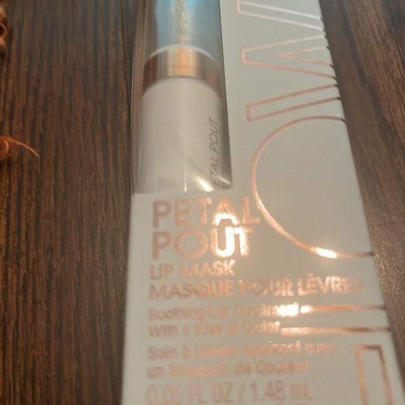 Flower petal pout lip mask brand new - Picture 4 of 4